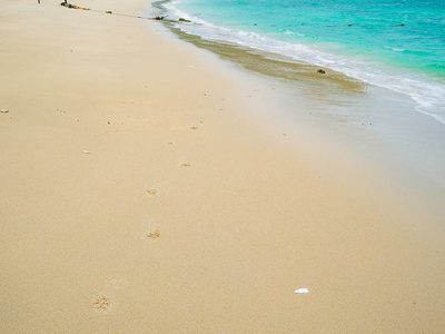 热带田园海洋蓝天和美丽的海滩度假时间假日海滩夏季概念