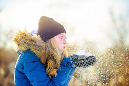 日落时分美丽公园里快乐的少女点燃雪晶