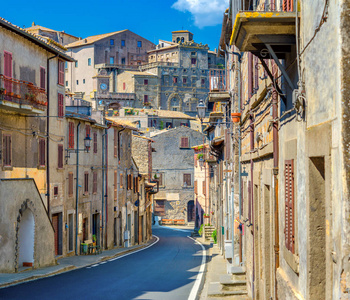 中世纪小镇波马尔佐的一条街道，山上的一座城堡。 意大利。 欧洲