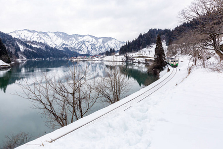 火车冬季景观雪桥上