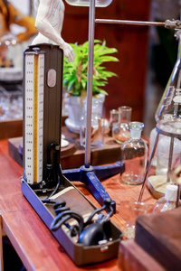 中国或泰国草药店木桌上的古代血压计。 老式亚洲物品。