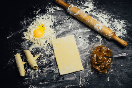 准备面包制品的原料和用具面粉面团鸡蛋擀面杖搅拌器面包黑桌免费复印空间