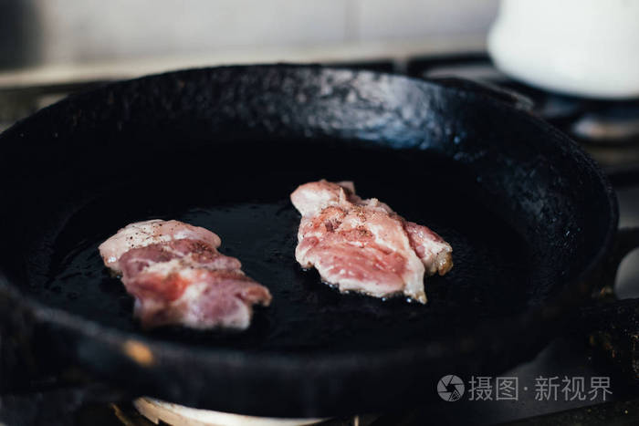 牛肉牛排煎锅里