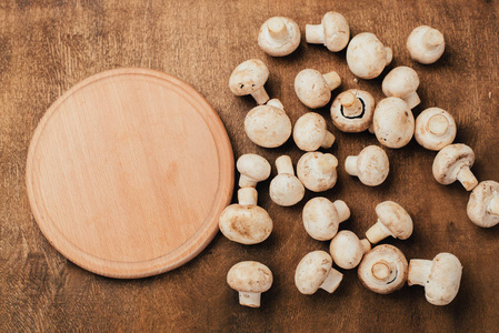 木桌上蘑菇的顶部视图。 复制空间。