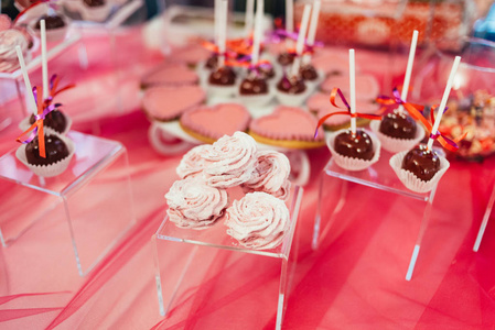 用美味的自助餐装饰的糖果棒，配上纸杯蛋糕和其他甜点糖果生日快乐的概念