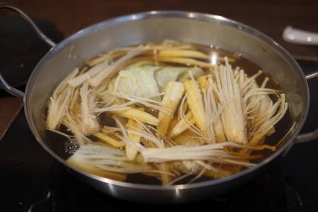 混合蔬菜亚洲汤与沸水锅