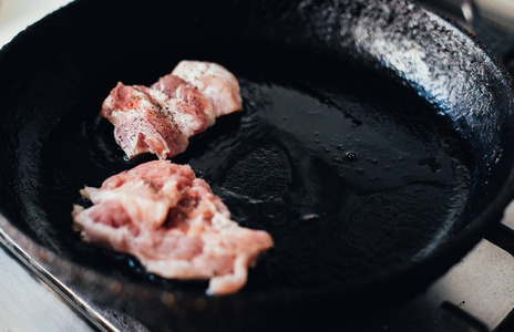 牛肉牛排炒锅里.