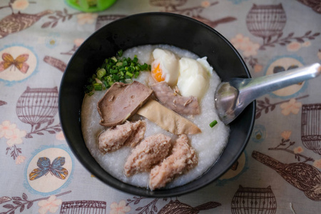 米粥米粥粥粥饭汤配鸡蛋肝猪肉..早餐食品概念。