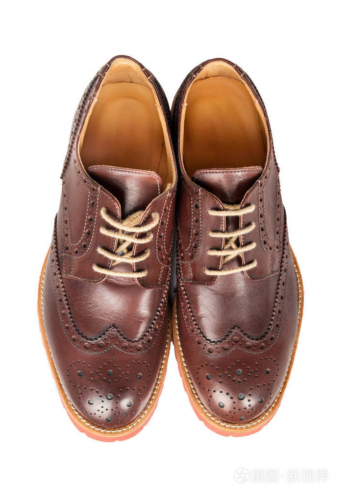 男子棕色皮鞋隔离白色背景,俯视