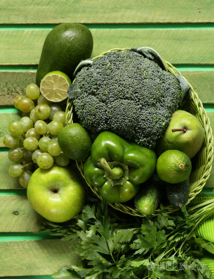 柳条篮子里的绿色蔬菜和水果