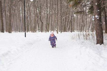 儿童与自然概念可爱的女婴走在冬季公园
