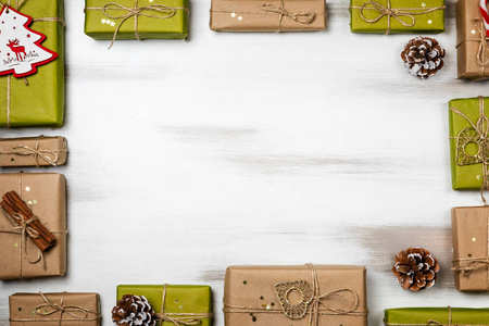 圣诞构图礼品盒与松树和装饰模拟模板设计。从上面看。复制空间