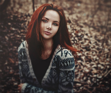 秋天森林里美丽的女孩