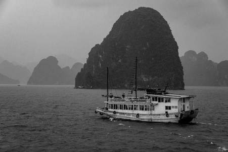 哈龙湾越南垃圾船在雨中