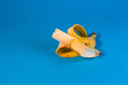 蓝色背景下的香蕉被咬的香蕉