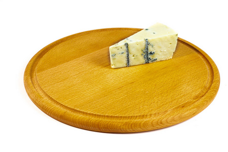 木板上有一块美味的奶酪