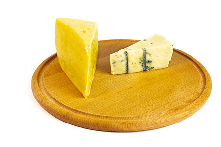 木板上的美味奶酪碎片