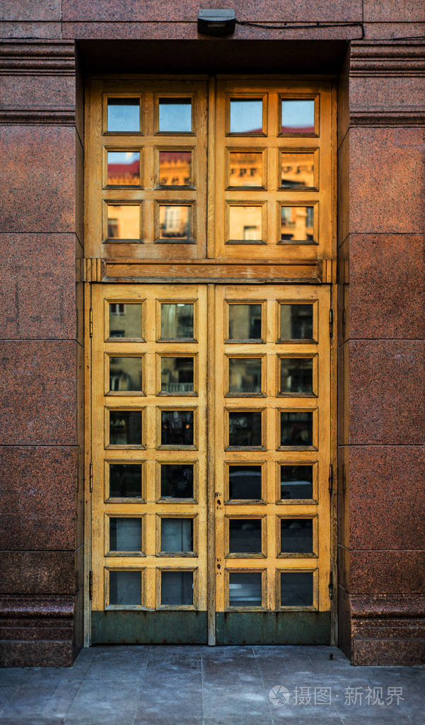 20世纪棕色和白色的老式门