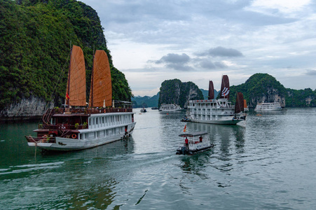 越南长湾垃圾船在惊奇洞穴外