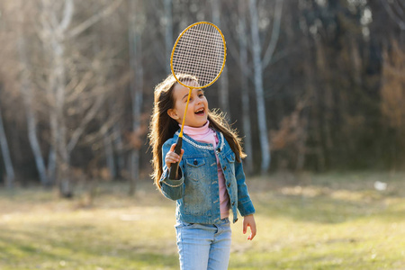 小女孩在公园打羽毛球