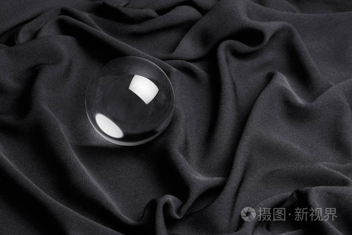 透明水晶球与黑色背景关闭