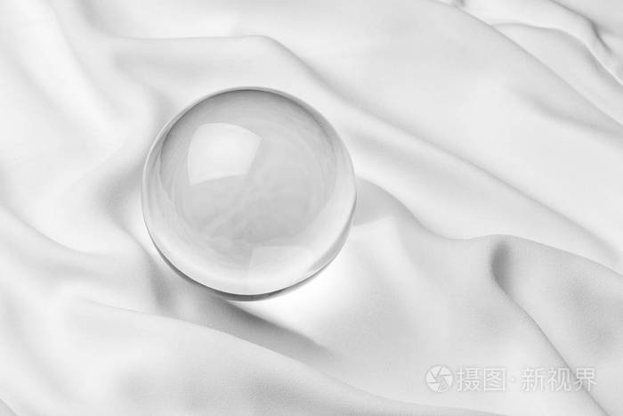 透明水晶球白色背景关闭