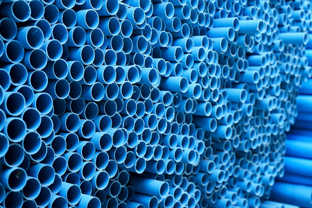 建筑工地堆放彩色蓝色PVC管的背景