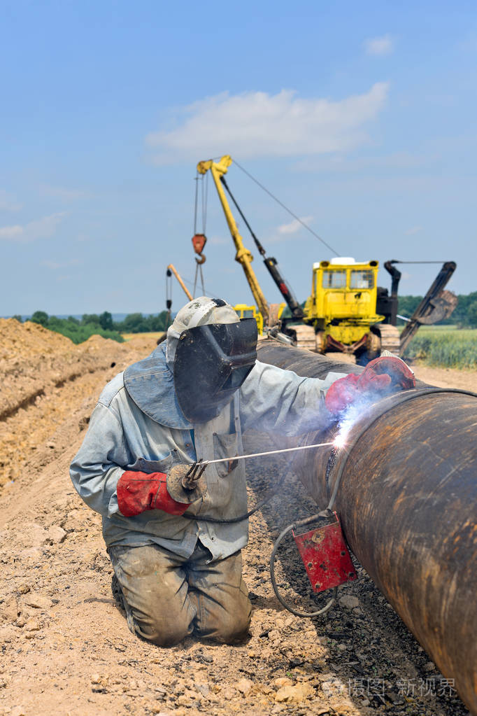 焊工对管道进行修理