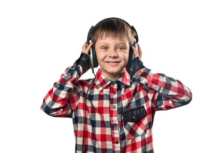 一个小男孩在白色背景下用耳机听音乐的肖像