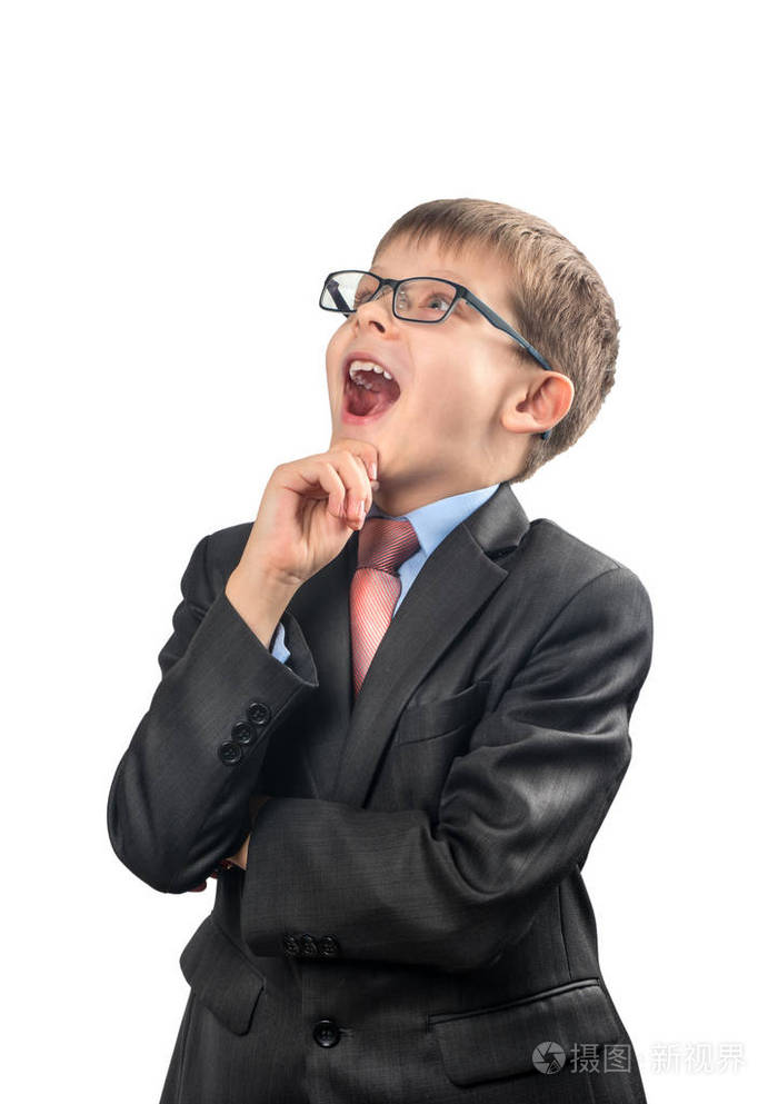 一个小学生在白色背景上张开嘴抬头的肖像