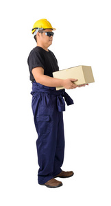 带头盔耳罩防护手套和安全护目镜的机械连衣裙的送货员或工人正在携带一个隔离在白色背景夹路上的盒子