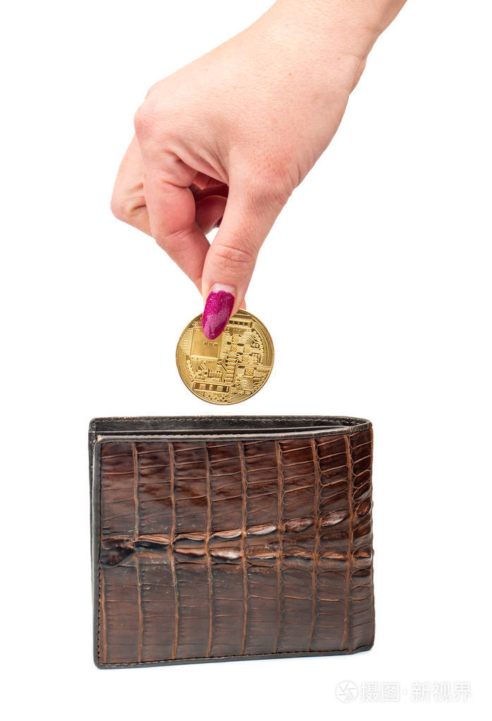 在白色背景下把金币放进比特币钱包的女性手