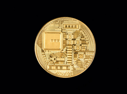 金比特币的堆栈金币比特币背面的黑色背景顶部视图照片