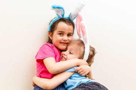 两个小女孩的兔子耳朵被隔离在白色背景上