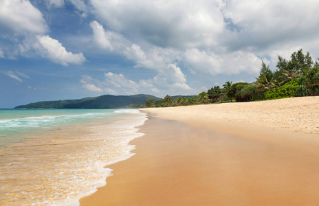 热带海滩，棕榈和明亮的沙子。 暑假和旅游概念