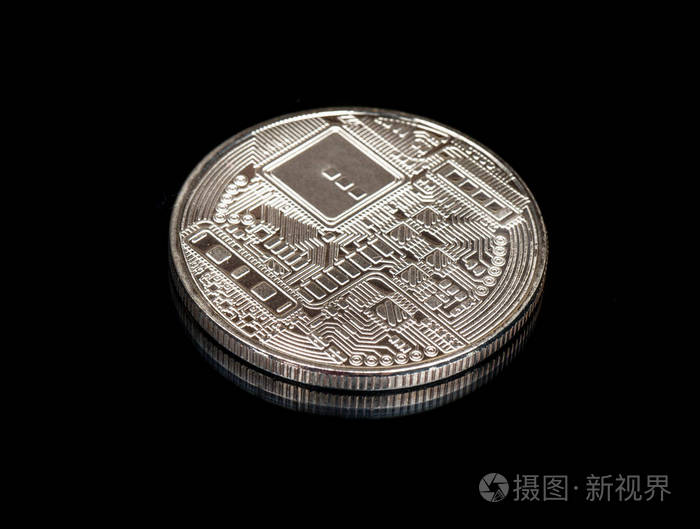 背面是黑色背景上的银比特币硬币