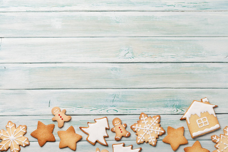 圣诞贺卡与姜饼饼干在木制背景。 带空间的顶景，您的问候