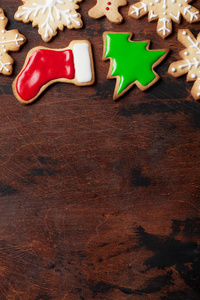 木制背景带姜饼饼干的圣诞卡