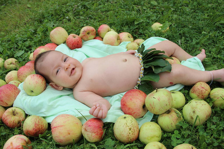 戴着苹果的小女儿...