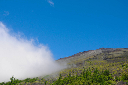 山顶 富士从2400米高的山峰上。 mt. 富士是日本最著名的山。 徒步旅行的季节是从春天到夏天。