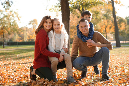 秋天公园幸福家庭画像