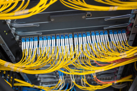 网络交换机和以太网电缆数据中心的概念。