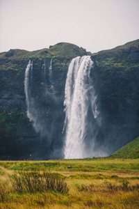 秋天在多云天气下冰岛雄伟的瀑布Seljalandsfoss