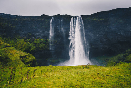 秋天在多云天气下冰岛雄伟的瀑布Seljalandsfoss