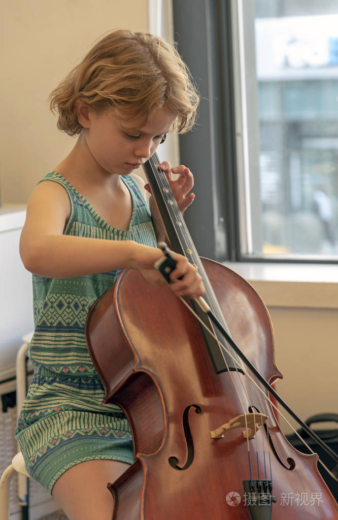 年轻的音乐学生演奏大提琴