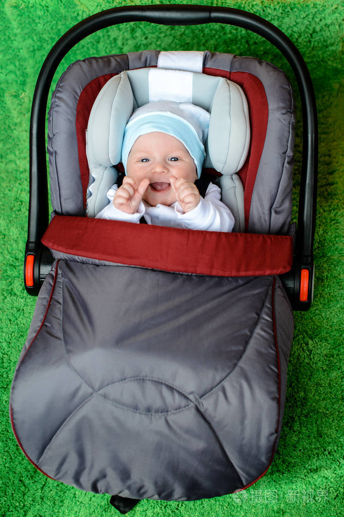 婴儿坐在汽车座椅上,安全,安全,汽车概念保护儿童在旅行中,儿童的脚在