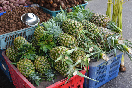 菠萝在市场上销售