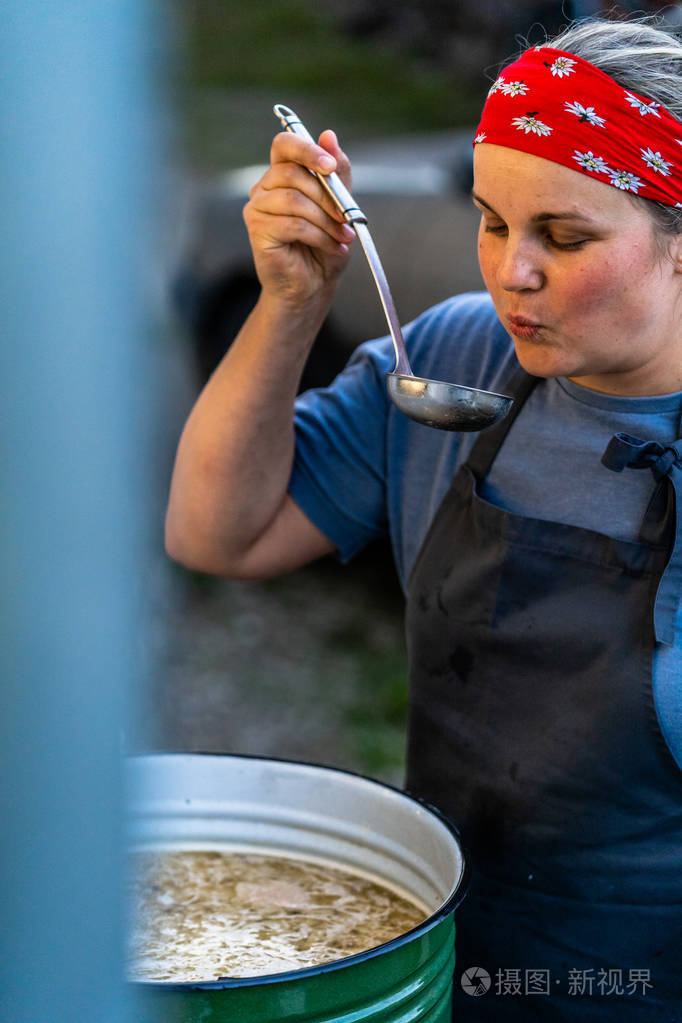 女厨师品尝汤厨房