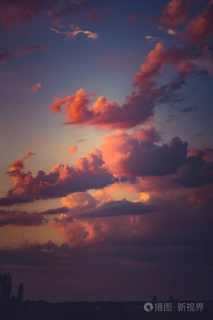 风景与戏剧性的光,美丽的金色日落,饱和的天空和云彩,宁静的自然,宁静