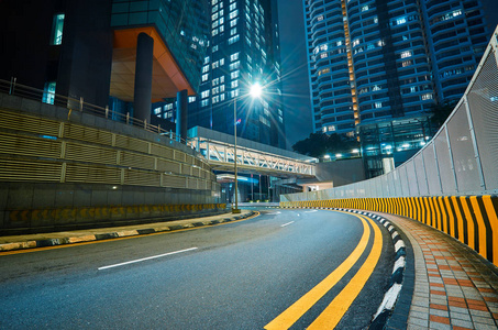 空沥青城街路，有步道桥和轻径夜景